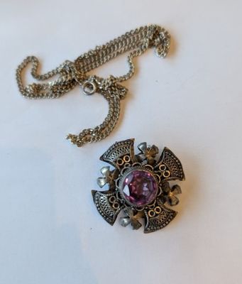 Collier en argent et améthore avec une pierre violette au centre