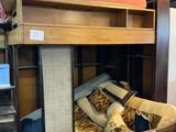 un lit superposé avec un canapé en dessous, dans une chambre