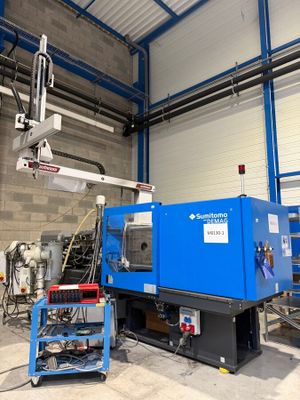 une machine bleue qui se trouve dans un bâtiment