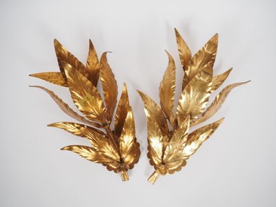 paire de sculptures murales en feuille d'or sur fond blanc