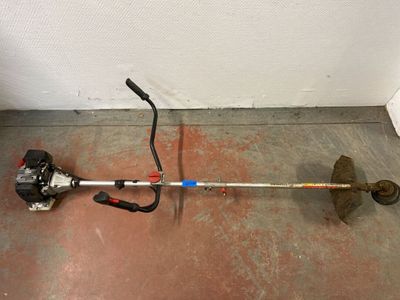 a picture of a pole that has been placed on the floor
