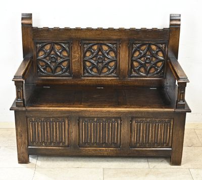un banc en bois posé sur un sol carrelé