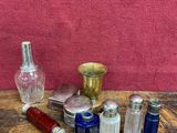 une table en bois sur laquelle sont posées des bouteilles et un bocal en verre