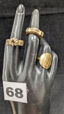 une main sur laquelle est passée une bague portant un numéro