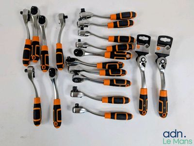 un grand nombre d'outils posés sur la table