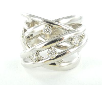 une image représentant une bague en argent sertie de diamants sur fond blanc