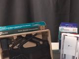 deux cartons contenant du matériel électronique posés par terre
