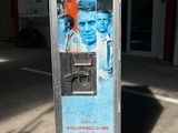 un distributeur automatique sur lequel figure la photo de deux hommes