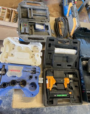 de nombreux outils posés sur une table