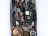 une boîte remplie de montres de toutes sortes et d'autres montres