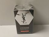 une image représentant un coffret de parfum posé sur une table