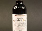une bouteille de vin posée sur une table