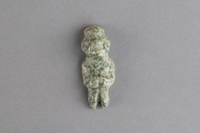 une image représentant une figurine en pierre représentant un chien