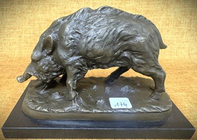 statue en bronze représentant un sanglier, posée sur un socle sur lequel est fixée une étiquette