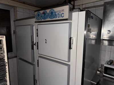 une photo d'une cuisine professionnelle équipée de nombreux appareils électroménagers