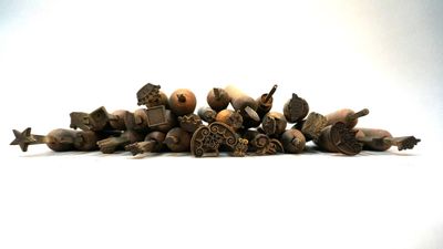 un tas de petits objets posés sur une table
