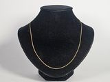 gros plan d'un collier sur un mannequin sur fond blanc