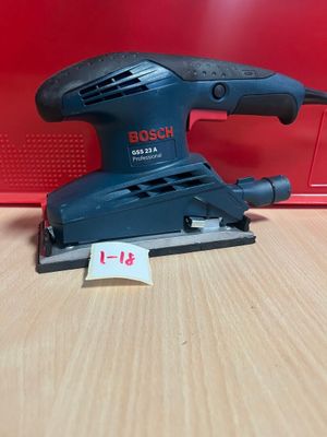 une ponceuse orbitale Bosch posée sur une table, avec une étiquette de prix