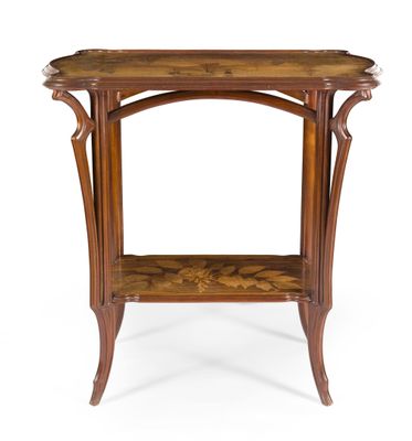 une table en bois surmontée d'une étagère