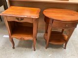 une paire de tables d'appoint en bois avec des tiroirs et des étagères dans une pièce