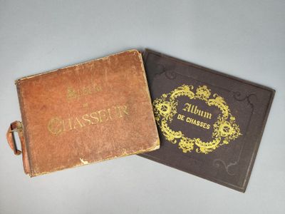 deux vieux livres posés sur une table