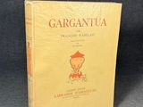 la couverture d'un livre sur laquelle figure la photo d'un homme portant un chapeau rouge
