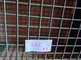 une pancarte sur la porte d'une cage sur laquelle on peut lire « oui, oui, oui »