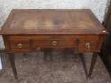 une petite table en bois surmontée de deux tiroirs