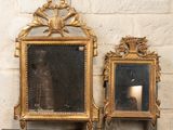 deux miroirs posés sur une table près d'un mur de briques