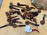 de nombreux types de pipes posés sur la table
