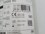 un gros plan d'une bouteille de liquide sur laquelle figure un code-barres