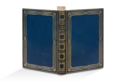 un livre ouvert, avec une couverture bleue et des bordures dorées