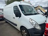 une camionnette blanche garée dans un parking