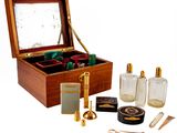 une boîte en bois contenant divers objets, sur fond blanc