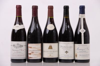 six bouteilles de vin sont alignées sur une table