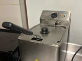 une photo d'une friteuse professionnelle dans une cuisine