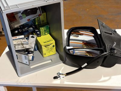 une petite boîte contenant tout un tas d'objets