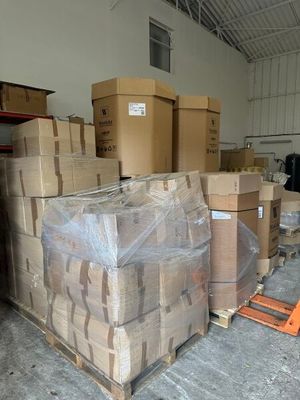 Les cartons et les palettes sont empilés sur des palettes dans un entrepôt