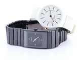 une montre blanche posée sur un bracelet noir