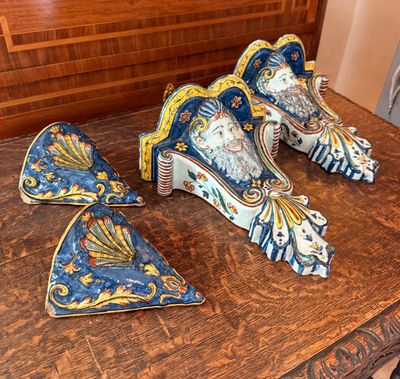 trois pièces de poterie bleues et jaunes posées sur une table en bois