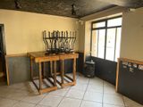 une pièce avec une table sur laquelle sont posés plusieurs couteaux