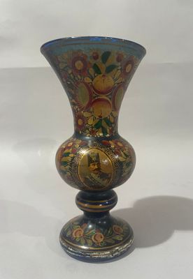 un vase posé sur une surface blanche