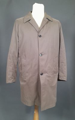PIERRE CARDIN, PARIS. Manteau imperméable marron pour homme,…