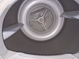 vue de dessus d'une machine à laver dont la porte est ouverte