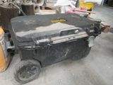 une boîte noire posée sur un chariot dans un garage