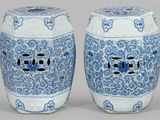 une paire de tabourets de jardin en porcelaine bleue et blanche, portant des chiffres
