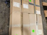 plusieurs cartons sont empilés les uns sur les autres dans un entrepôt