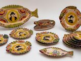 de nombreuses assiettes et bols ornés de motifs représentant des poissons