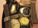 de nombreux modèles de montres différents et des montres dans un sac
