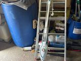 un aspirateur posé par terre à côté d'une échelle